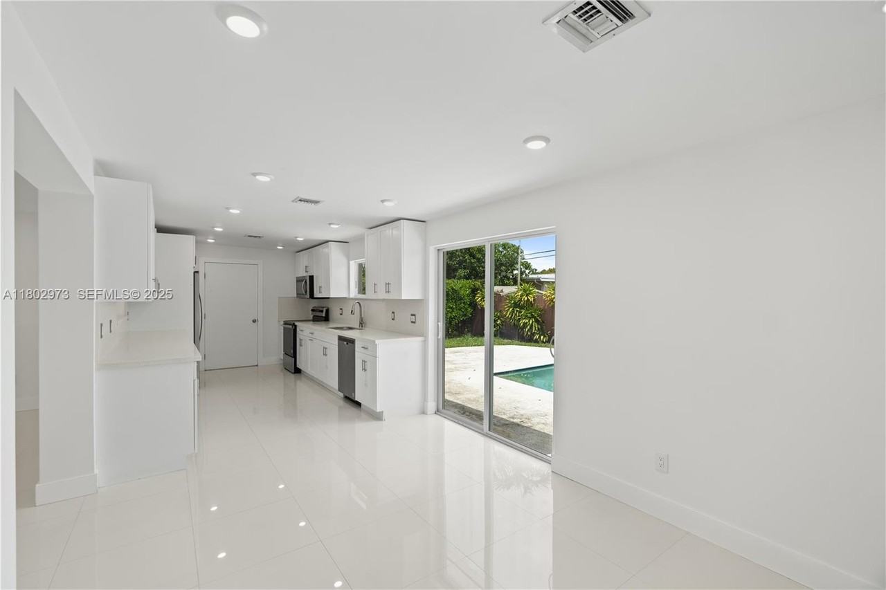 10501 Southwest 53rd Street - Photo 3 of 54