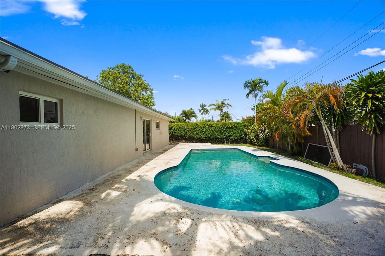 10501 Southwest 53rd Street - Photo 4 of 54