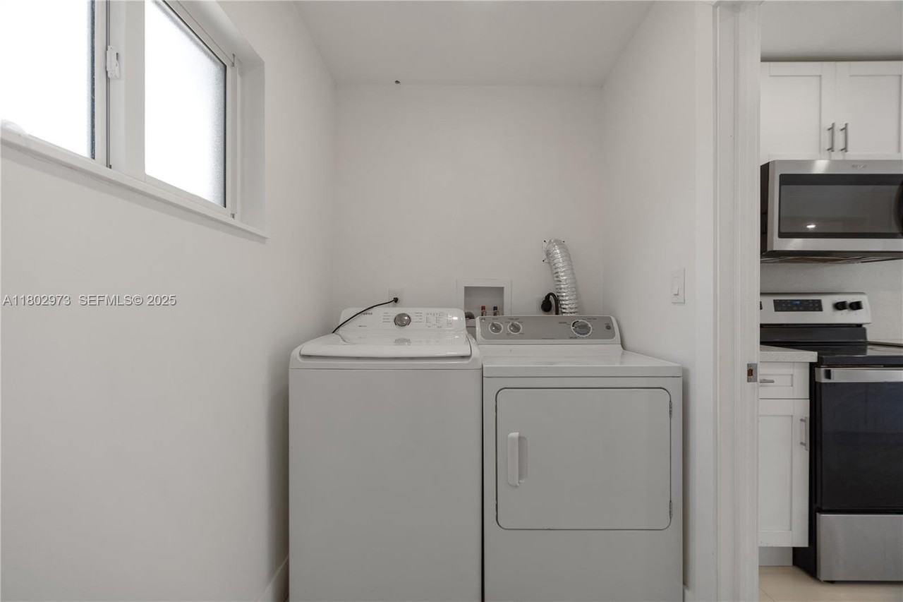 10501 Southwest 53rd Street - Photo 5 of 54