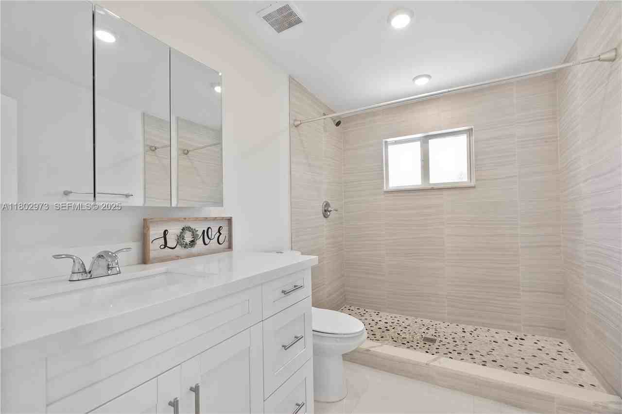 10501 Southwest 53rd Street - Photo 6 of 54