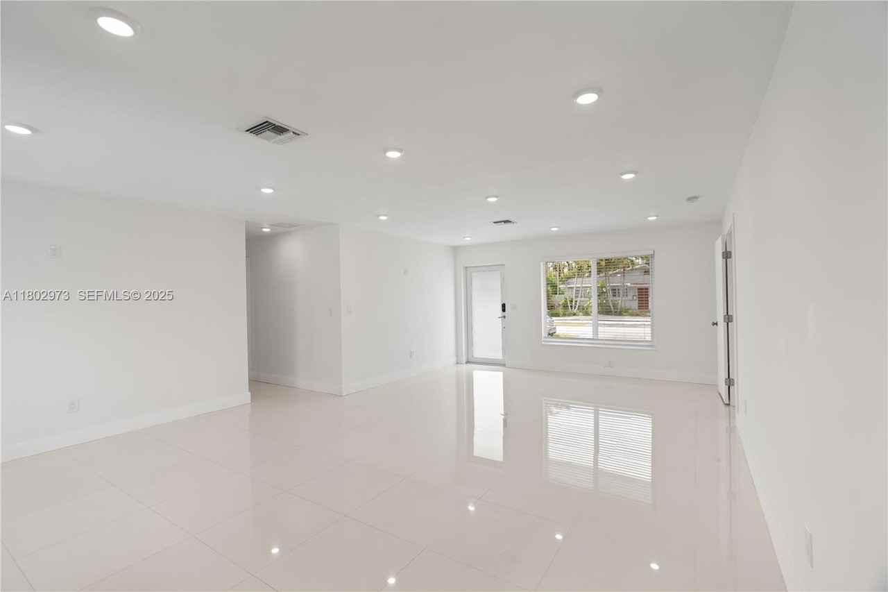 10501 Southwest 53rd Street - Photo 7 of 54