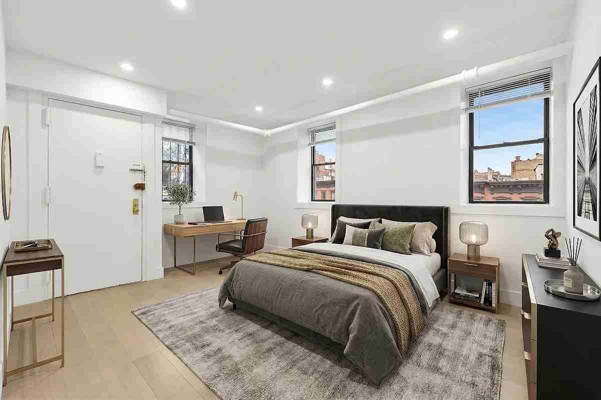 704 8th Ave - Photo 2 of 5