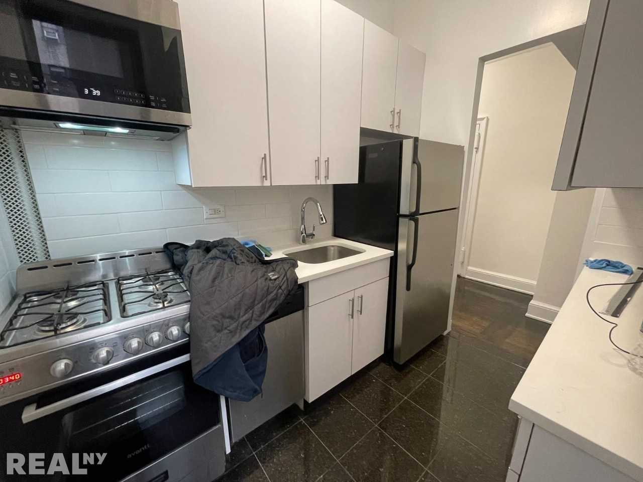 E 81st St #5A - Photo 3 of 6