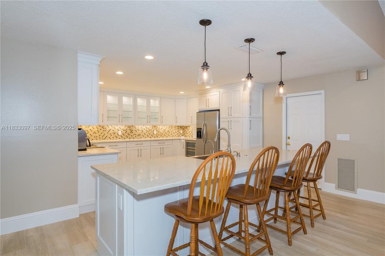 850 Amherst Avenue - Photo 5 of 38