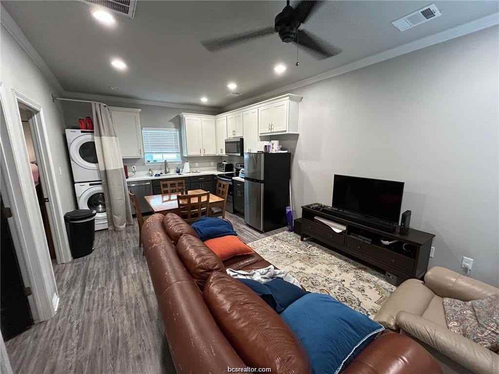 700 Highlands St #B - Photo 3 of 10
