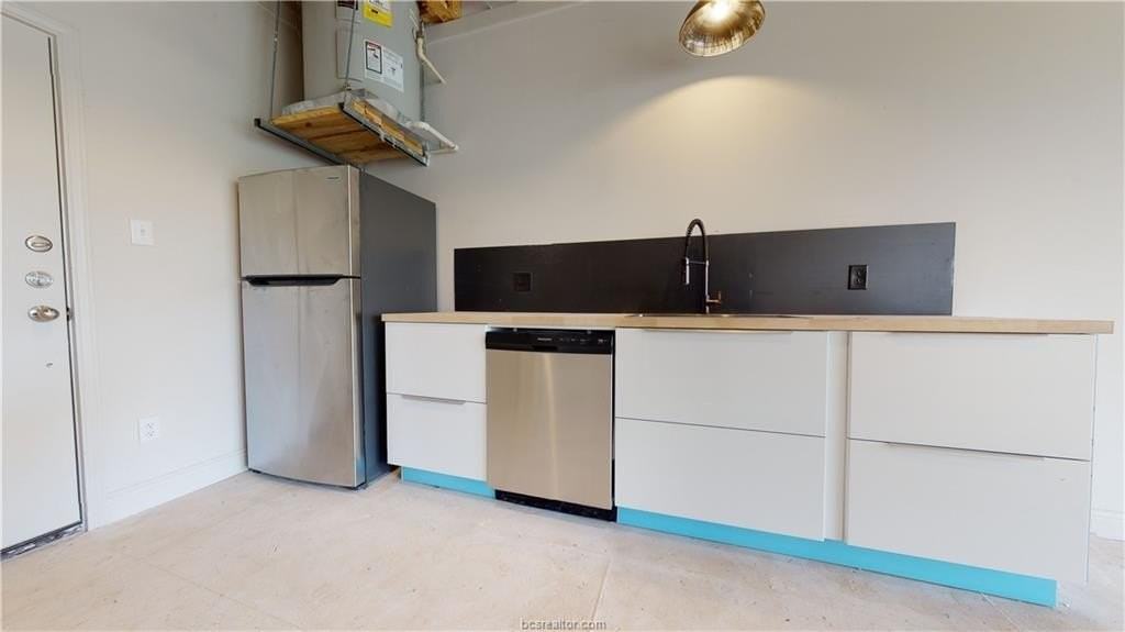 305 W 27th St #227 - Photo 3 of 15