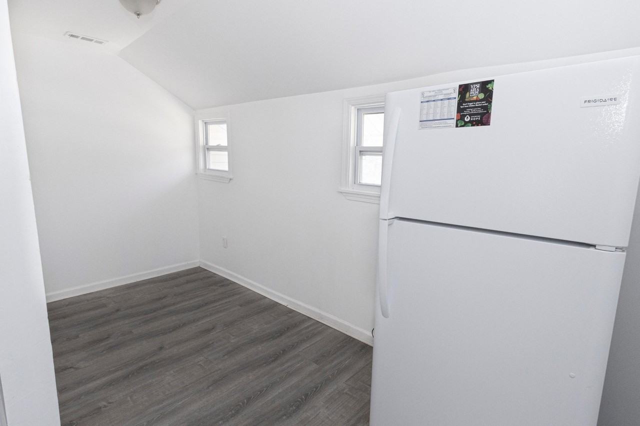 125 Bell St Unit B - Photo 2 of 13