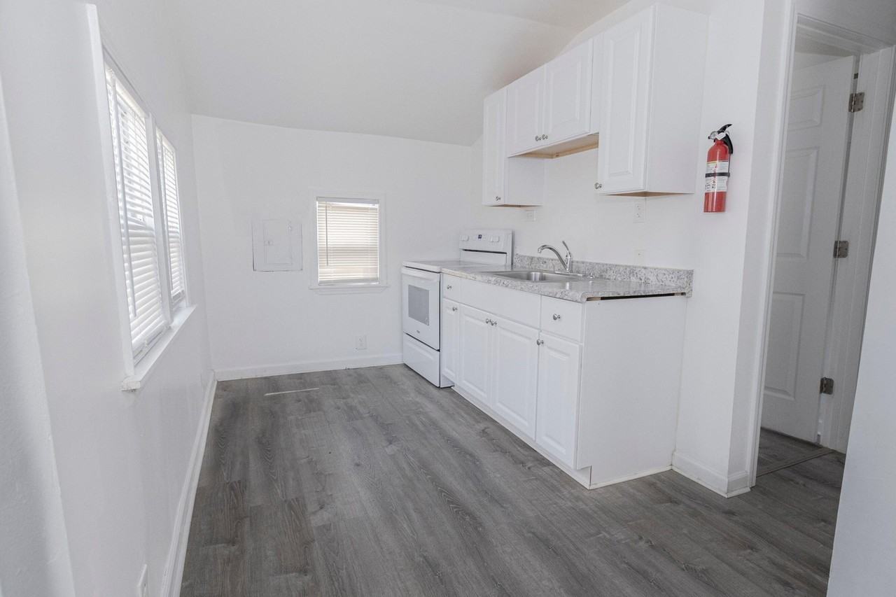 125 Bell St Unit B - Photo 4 of 13