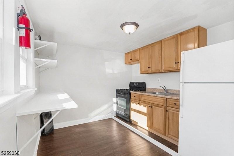 503 12th Ave #505 - Photo 2 of 15