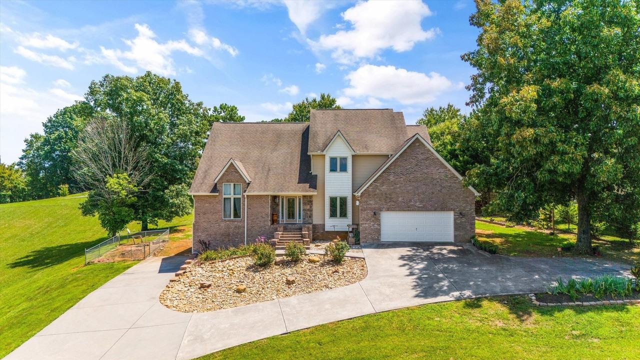 219 Sullivan Pt - Photo 3 of 40