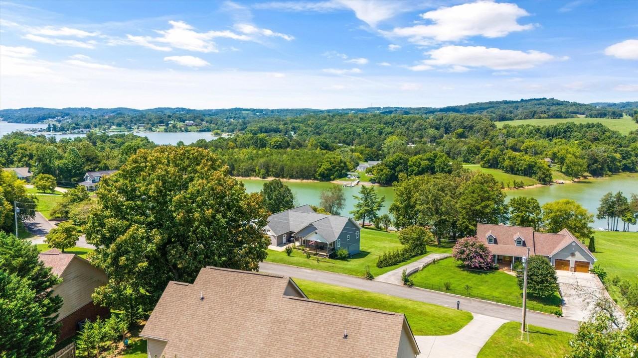 219 Sullivan Pt - Photo 4 of 40