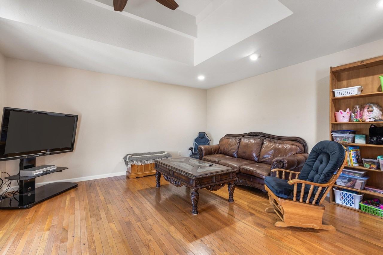 219 Sullivan Pt - Photo 6 of 40