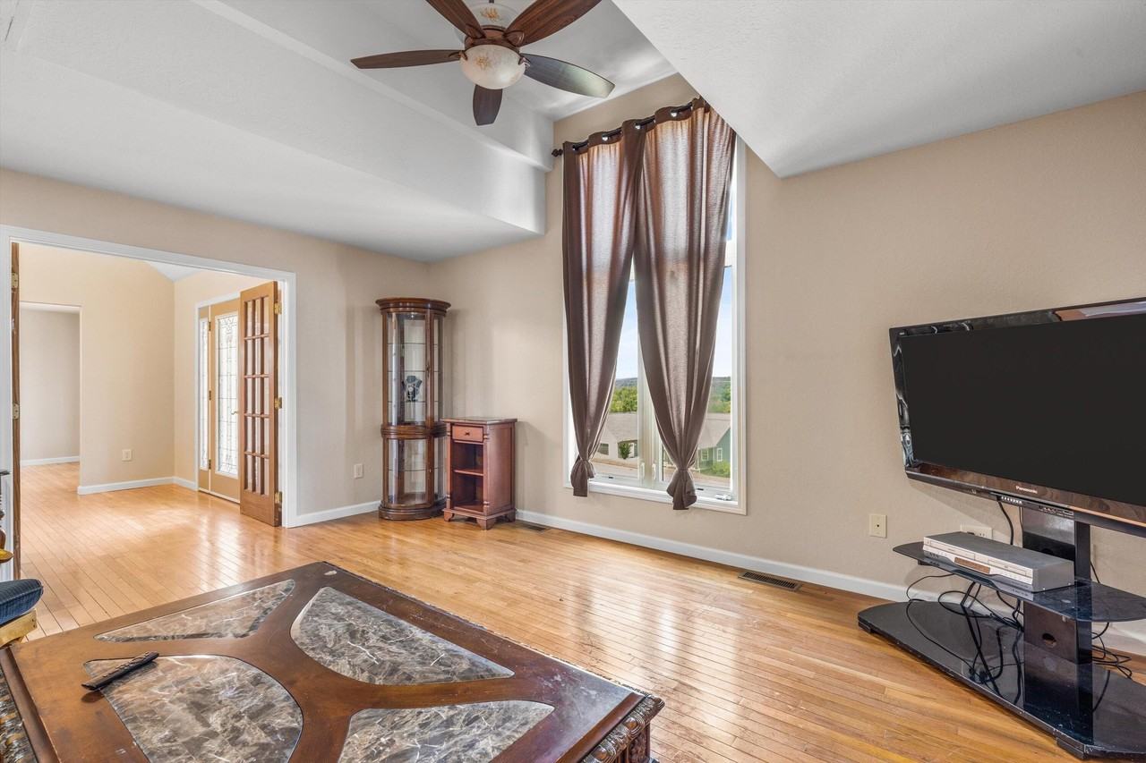 219 Sullivan Pt - Photo 7 of 40