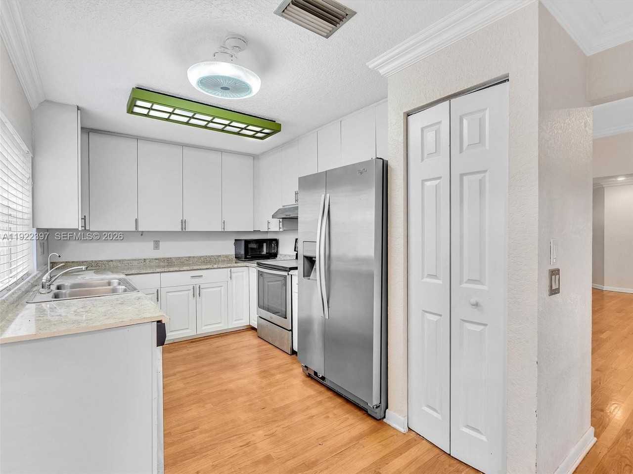 1361 Cottonwood Cir - Photo 7 of 42