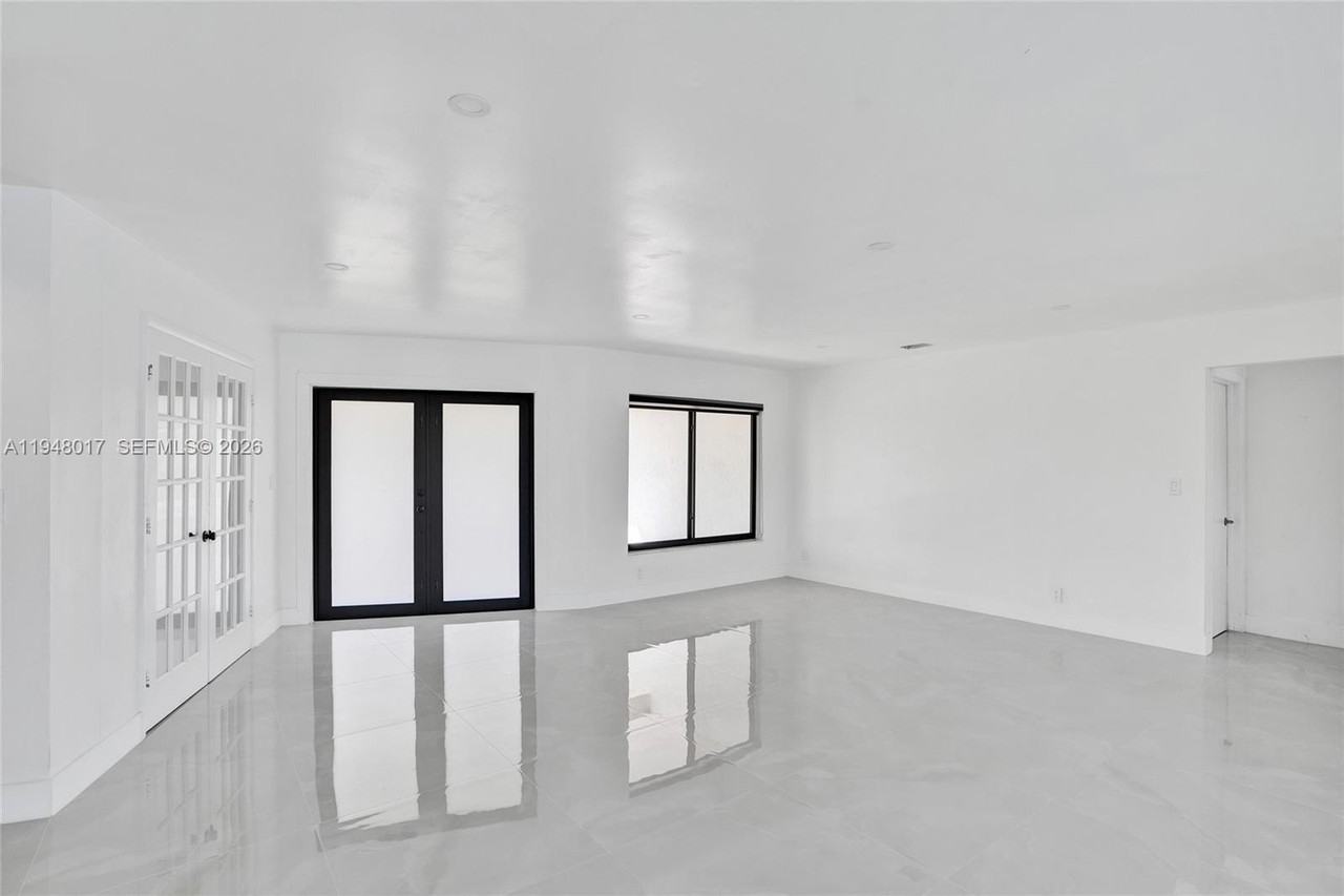 16653 Golfview Dr - Photo 3 of 46