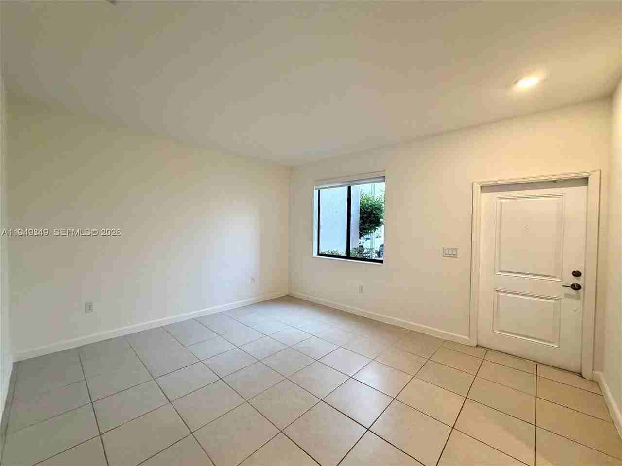 21050 Ne 8th Ave - Photo 3 of 32