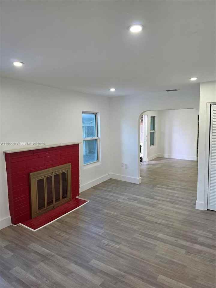 4616 Sw 33rd Ave - Photo 4 of 10