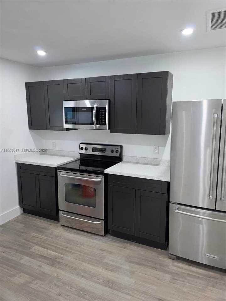 4616 Sw 33rd Ave - Photo 5 of 10