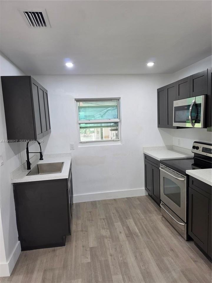 4616 Sw 33rd Ave - Photo 7 of 10