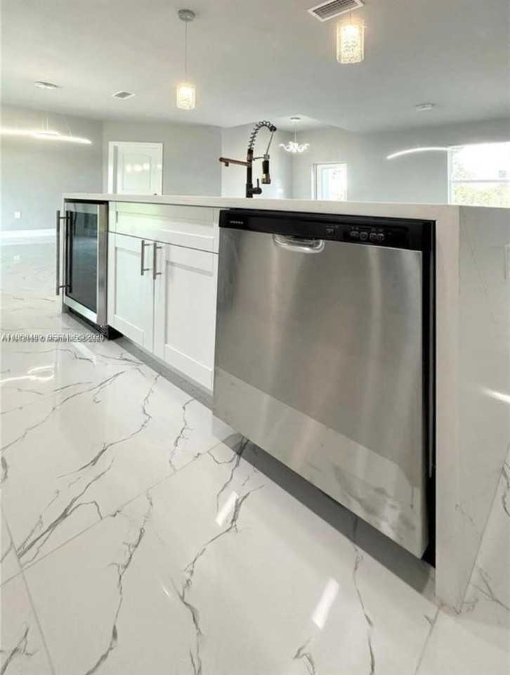 868 Cervantes St E - Photo 6 of 18