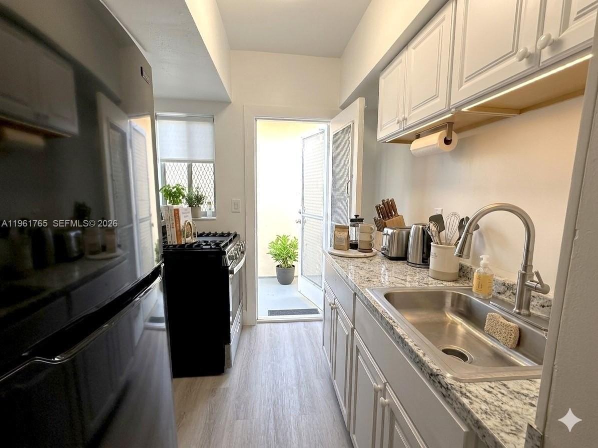 1060 Pennsylvania Ave #4 - Photo 3 of 11