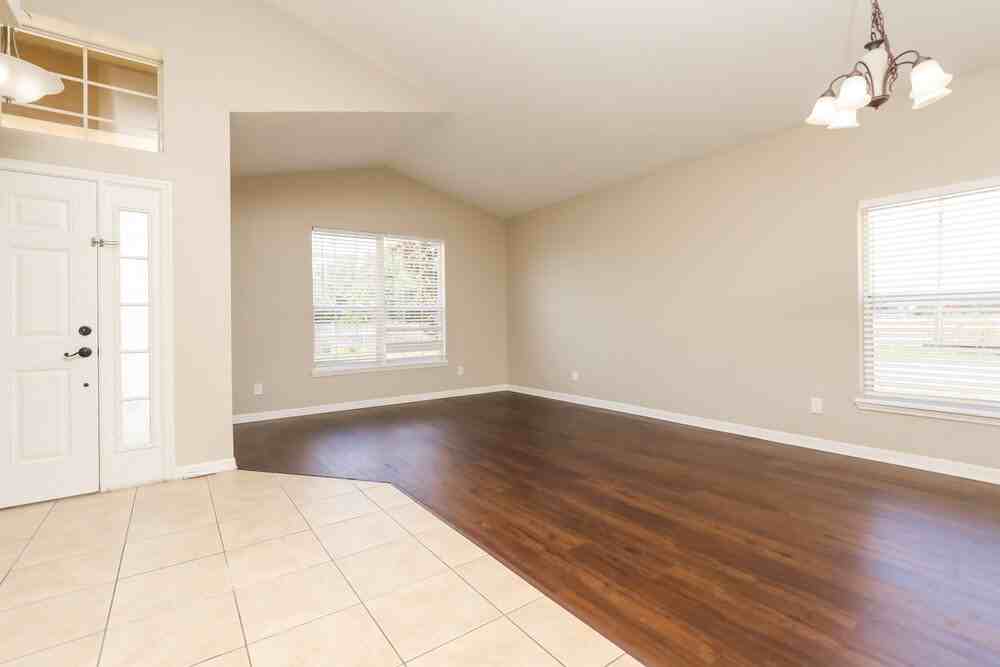 2101 Woodsedge Dr - Photo 4 of 17