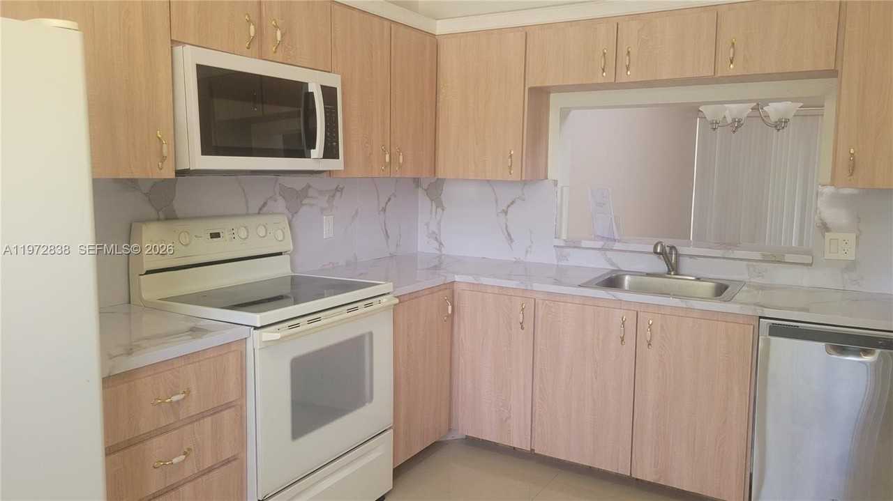 11202 Taft St #11202 - Photo 6 of 27