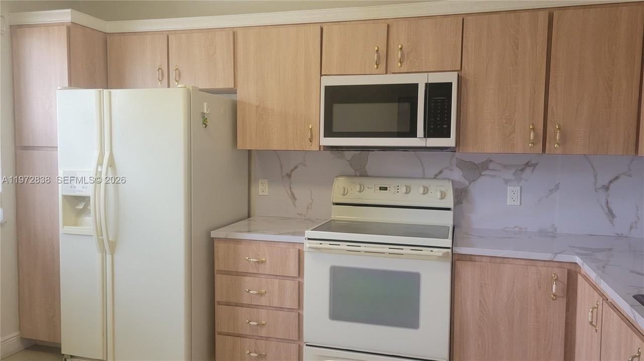 11202 Taft St #11202 - Photo 7 of 27