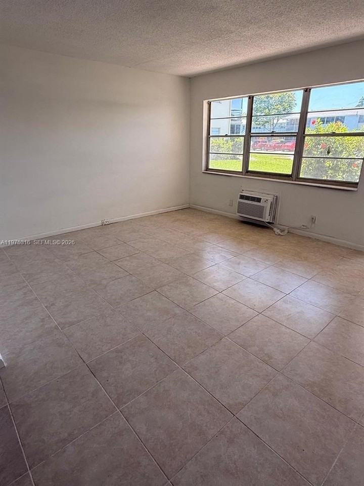 210 Canterbury J #210 - Photo 6 of 13