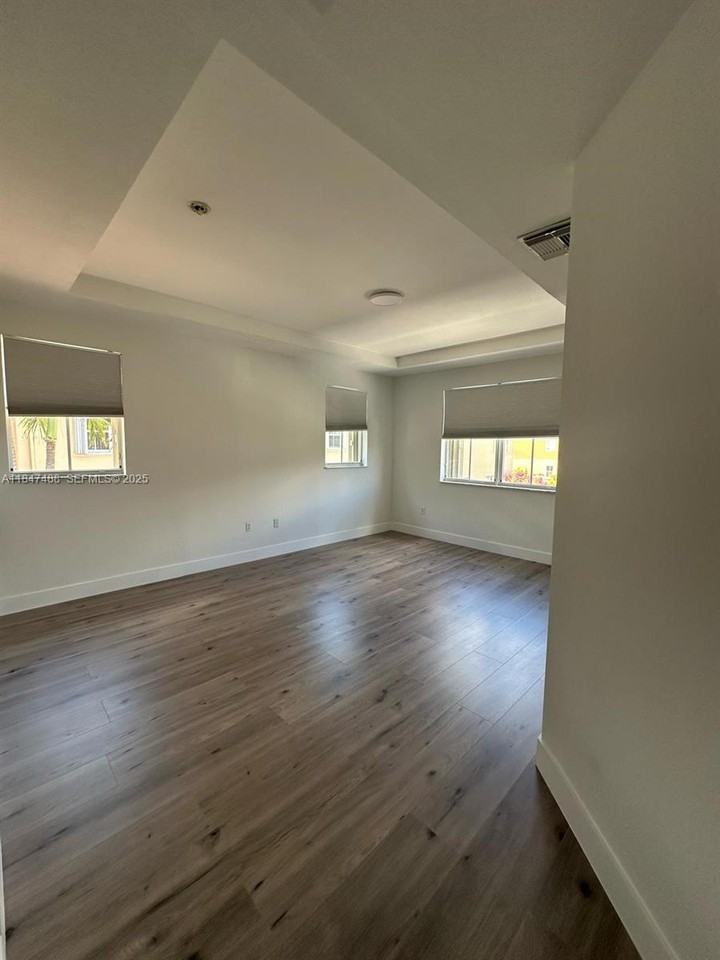 7454 Northwest 112th Place #0 - Photo 5 of 24