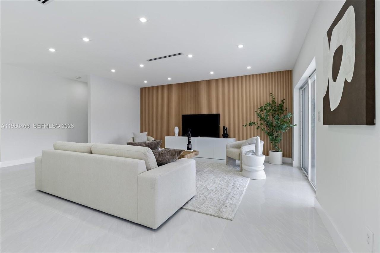 1840 Ne 199th St - Photo 7 of 25