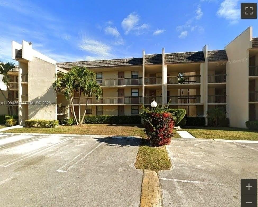 8429 Forest Hills Dr #305