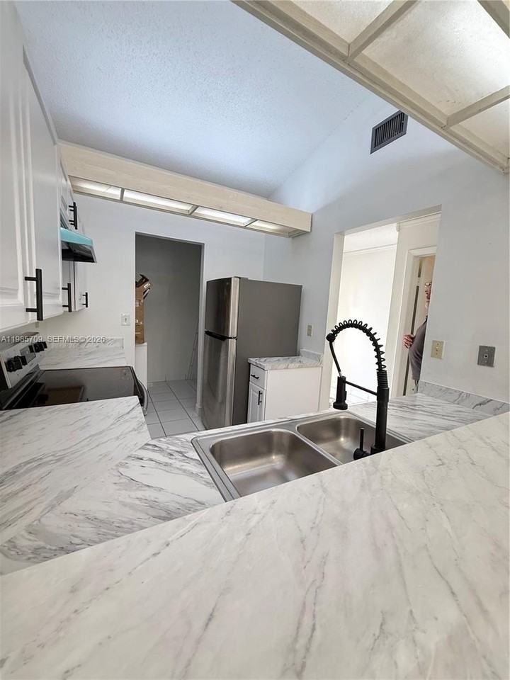 12324 Sw 148th Ter - Photo 3 of 23