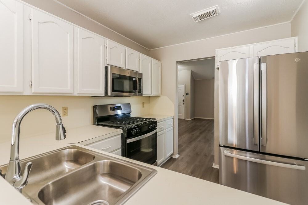 1034 Canterbury Dr - Photo 7 of 16