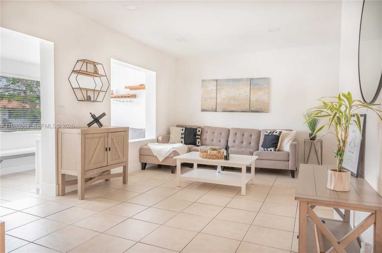 4821 Sw 5th St - Photo 4 of 15