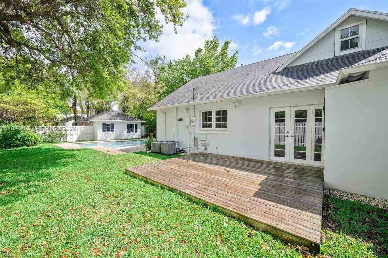 285 Ne 105th St - Photo 3 of 38