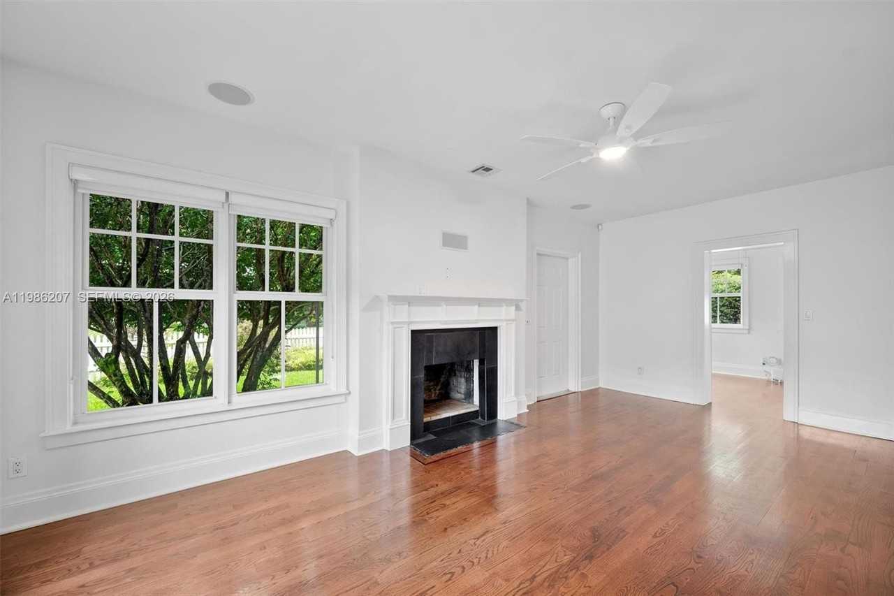 285 Ne 105th St - Photo 7 of 38