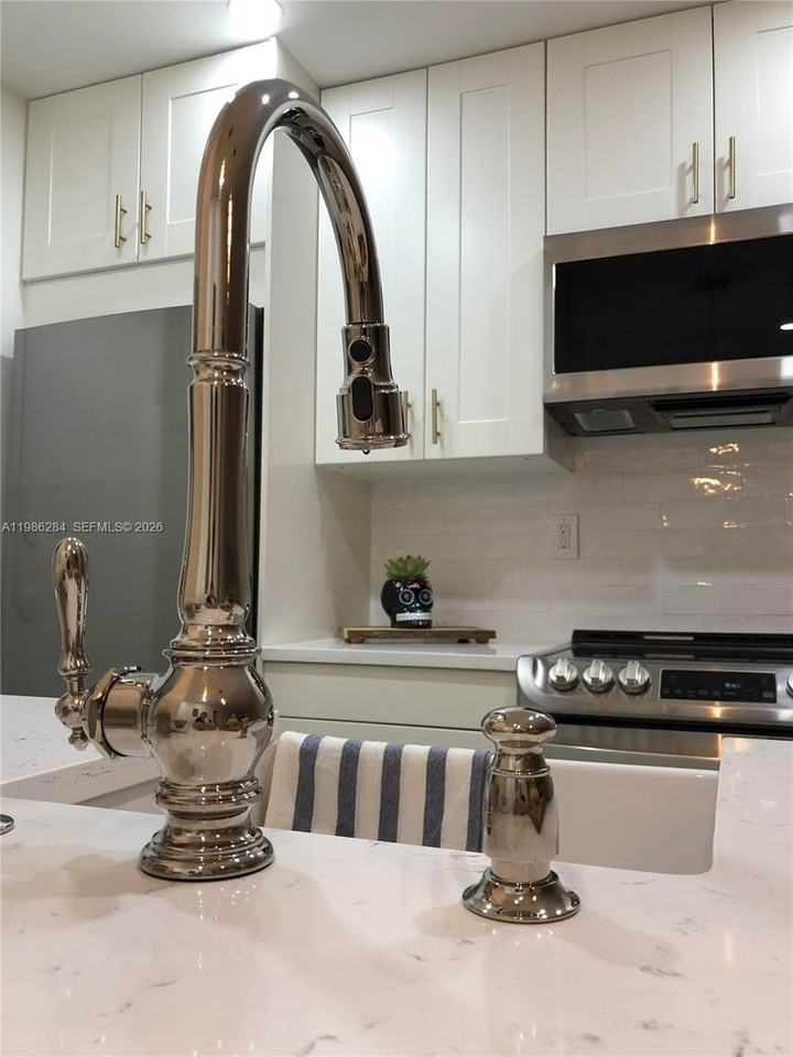 900 Ne 18th Ave #206