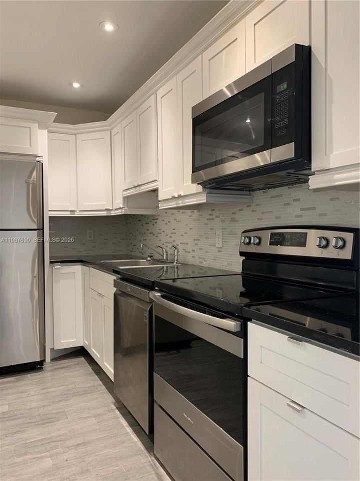 1200 Mariposa Ave #E104 - Photo 6 of 22