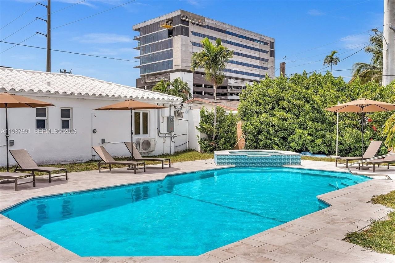 703 Ne 7th St #5 - Photo 2 of 40