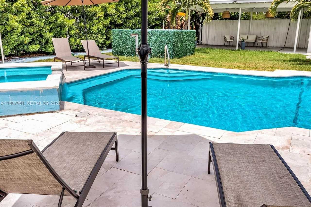 703 Ne 7th St #5 - Photo 4 of 40