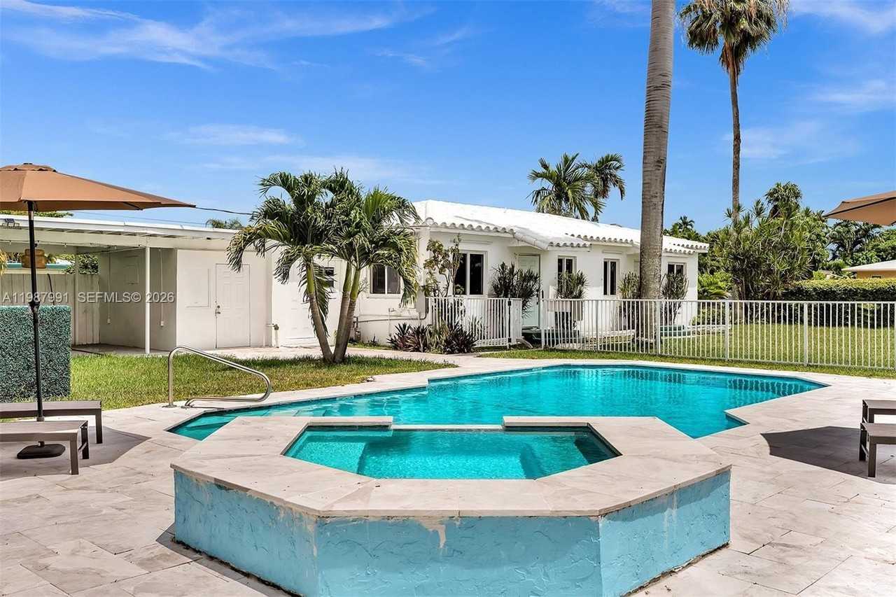 703 Ne 7th St #5 - Photo 5 of 40