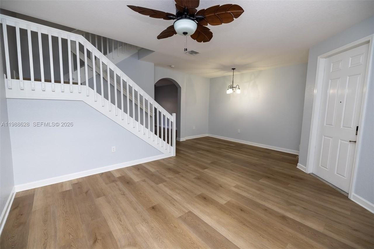 3213 Se 6th St - Photo 4 of 24