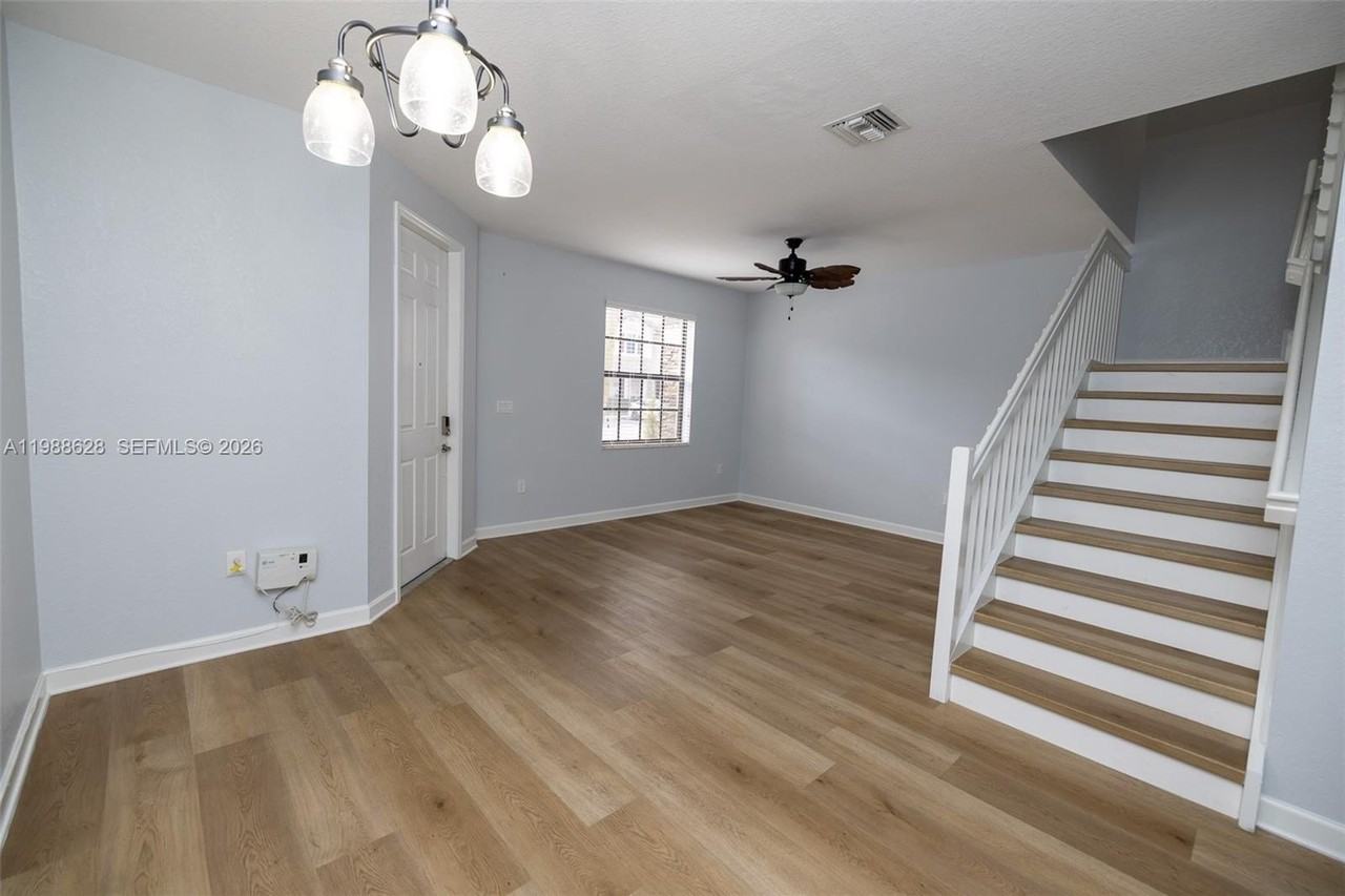 3213 Se 6th St - Photo 5 of 24