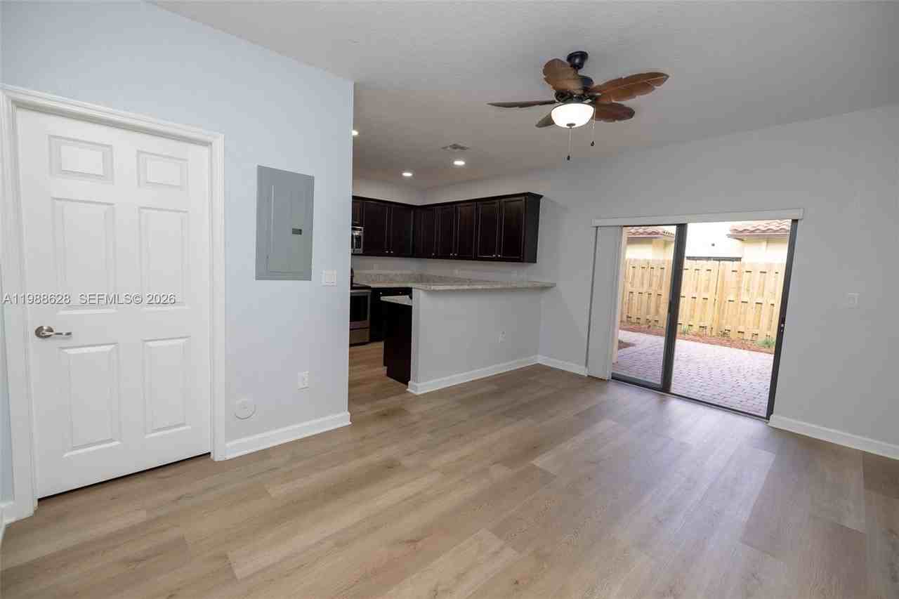 3213 Se 6th St - Photo 7 of 24