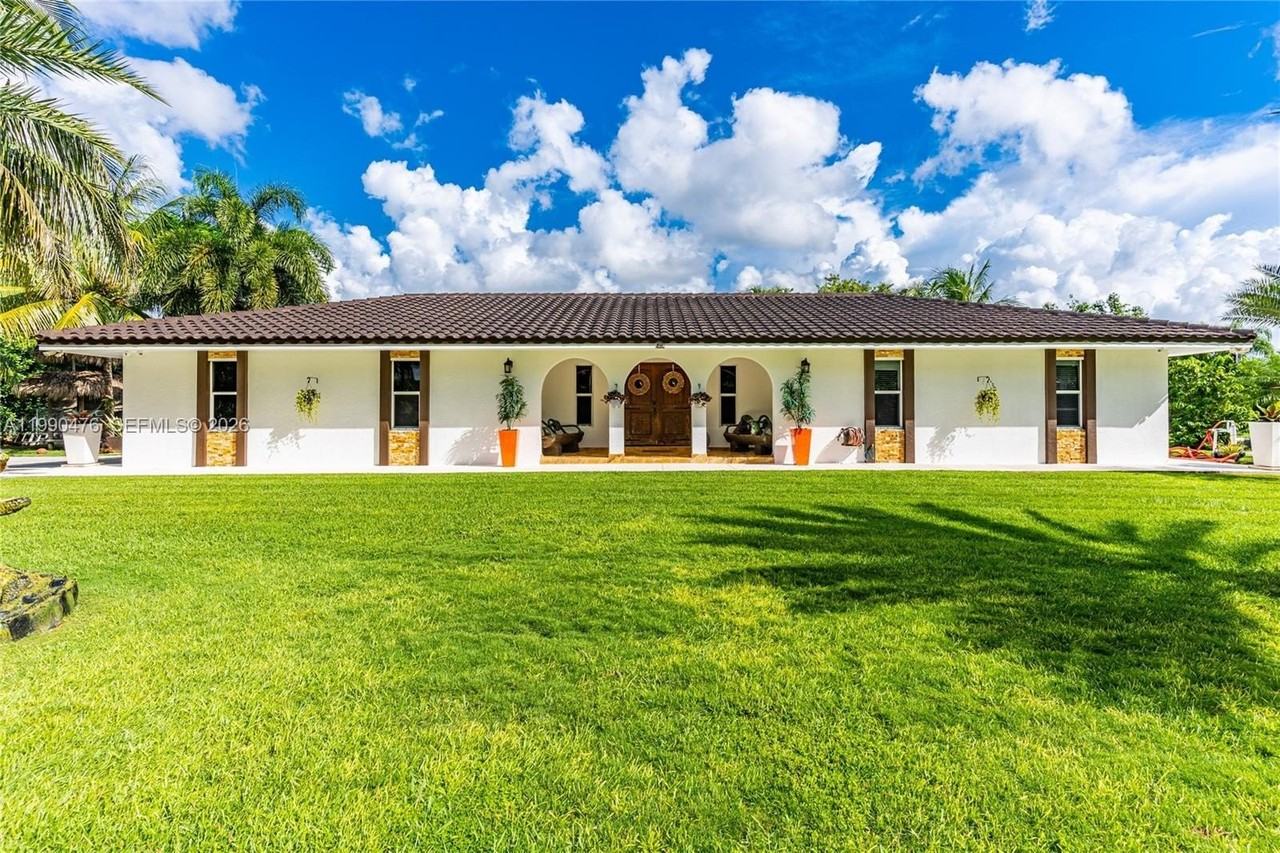 18851 Sw 218th St - Photo 2 of 27