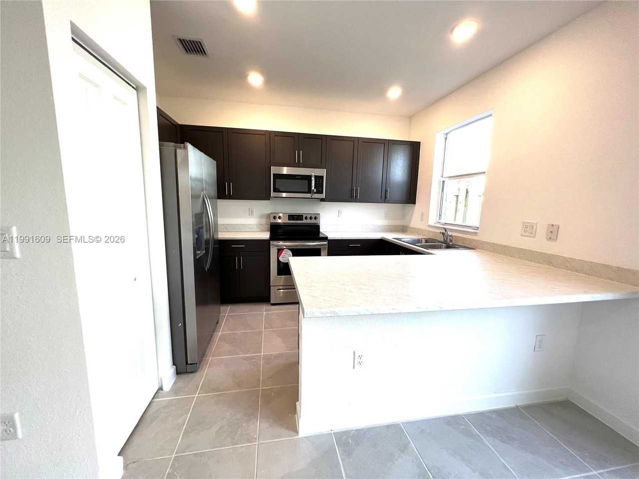 1864 Se 27th Rd #1864 - Photo 3 of 17