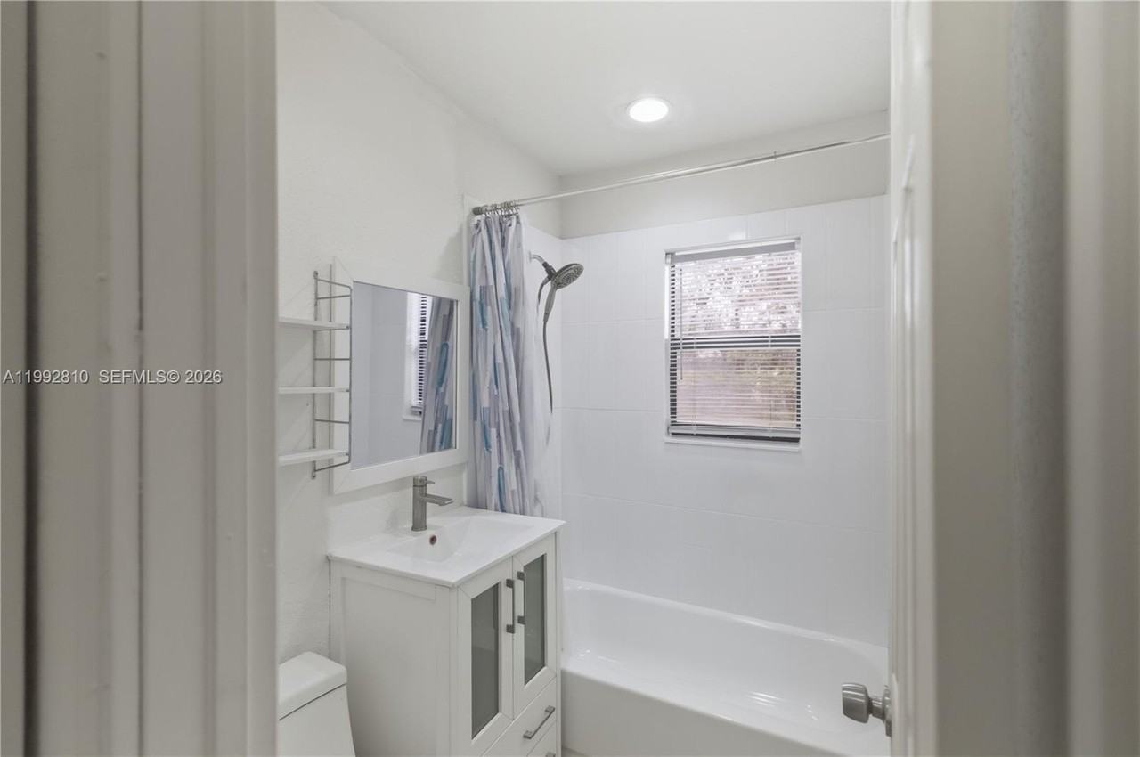 1425 Nw 10th Pl #1425 - Photo 6 of 21