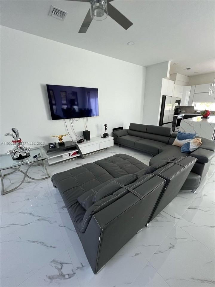 2342 Mckinley St #3 - Photo 4 of 21