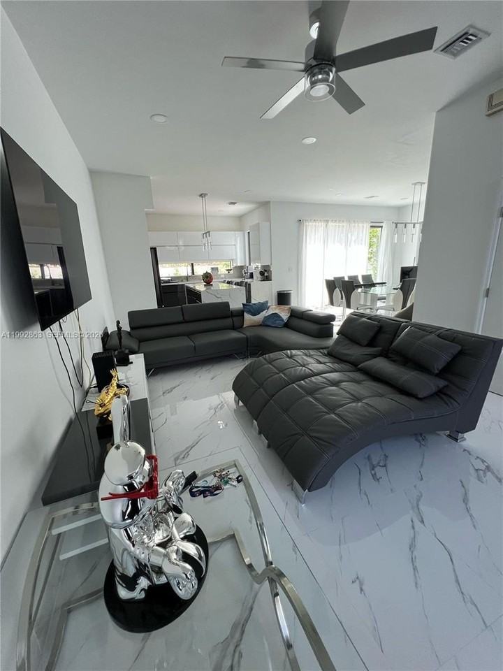 2342 Mckinley St #3 - Photo 5 of 21